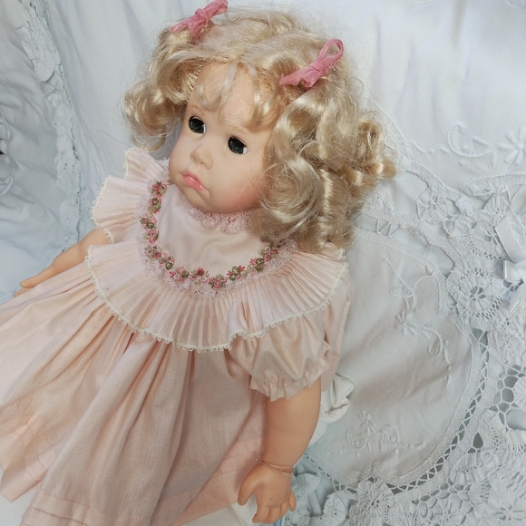Madame Alexander 'Darlene' Curly Blonde Hair & Blue Eyes Baby Doll #8015 - Picture 6 of 12